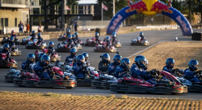 Verstappen, İngiltere'deki go-kart pistinde 100 rakiple yarışacak