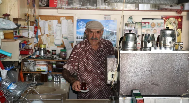 Yakınları, arkadaşları ve müşterilerinin fotoğraflarını çay ocağında sergiliyor