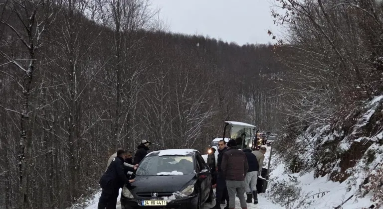 Yalova'da kar nedeniyle yolda mahsur kalan 10 araçtaki 35 kişi kurtarıldı