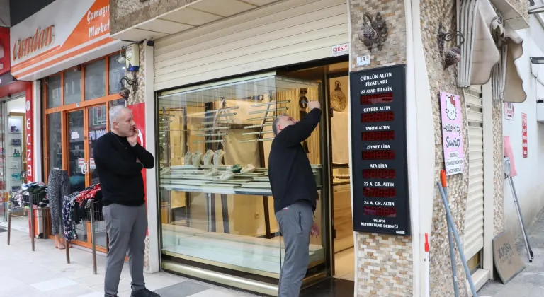 Yalova'da kopyaladıkları öne sürülen kumandayla kepenklerini açtıkları kuyumcu dükkanını soydular