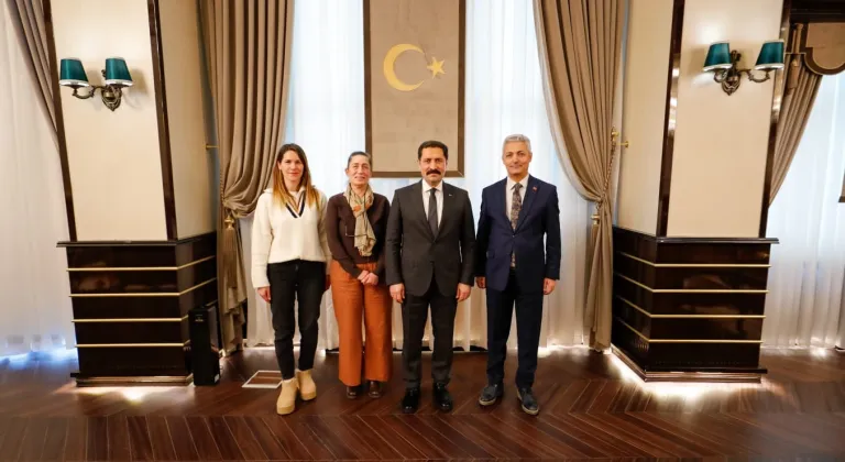 "Yaşayan İnsan Hazinesi" ödüllü ipek böceği yetiştiricisi Emel Duman'a plaket verildi