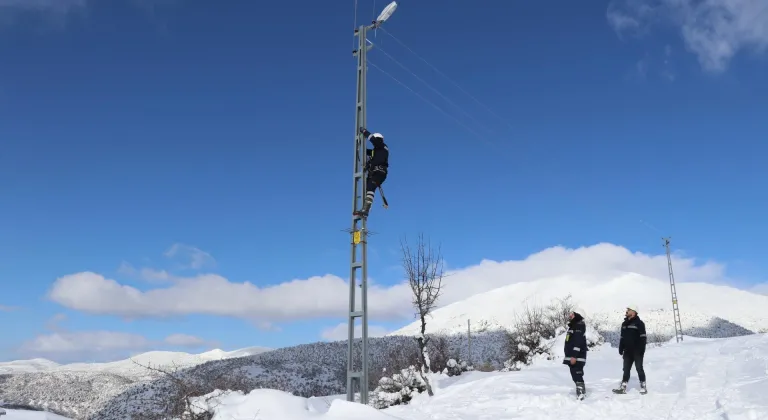 YEDAŞ ekipleri kesintisiz elektrik için zorlu kış şartlarında görev yapıyor
