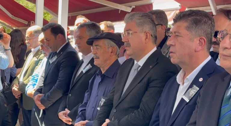 Yeni Parti Genel Başkanı Özel, Eskişehir'de Yılmaz Büyükerşen'in kardeşinin cenazesine katıldı
