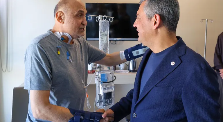 Yeni Parti Genel Başkanı Özel, Milletvekili Meriç'i hastanede ziyaret etti