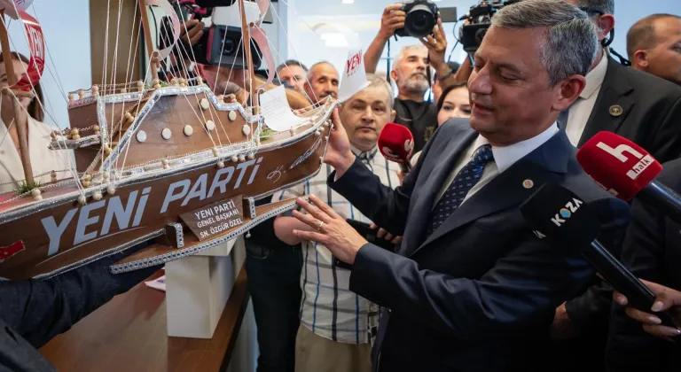 Yeni Parti Genel Başkanı Özel, parti genel merkezinde çalışmalarına başladı: