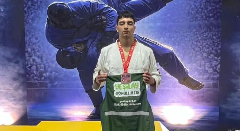 Yeşilayspor Kulübünün milli sporcusu Ahmet Tombul'un ju jitsudaki üçüncülüğü gururlandırdı