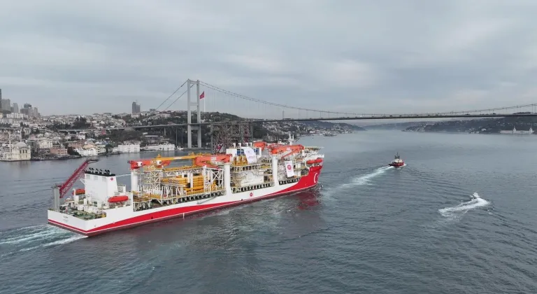 Yıldırım İstanbul Boğazı’ndan Geçti