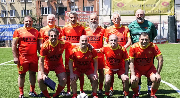 Yıllar sonra oynanan tarihi derbide dostluk kazandı