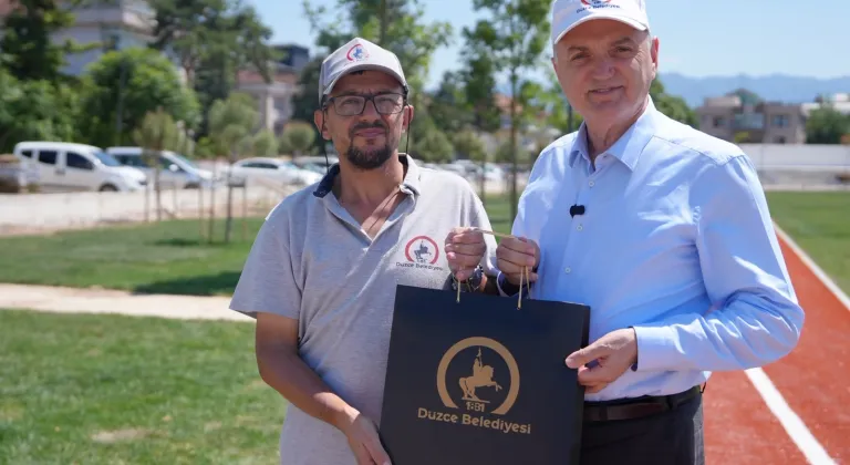 Yol kenarında bulduğu altın dolu çantayı polise teslim eden temizlik işçisi ödüllendirildi