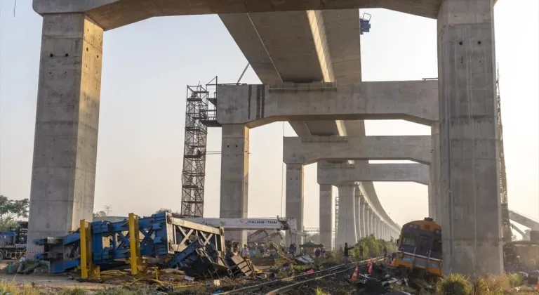 Yolcu treninin üzerine vinç devrildi: 32 ölü, 64 yaralı