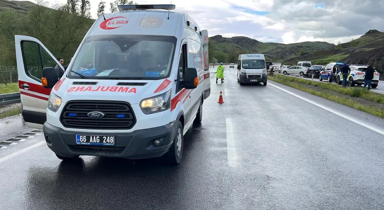 Yozgat'ta kaza yapan sürücülere yardım etmek isteyen yaya otomobilin çarpması sonucu öldü