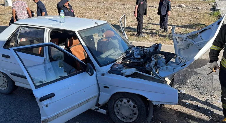 Yozgat'ta otomobil ile hafif ticari aracın çarpıştığı kazada 6 kişi yaralandı