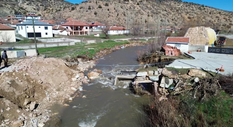 Yozgat'ta sağanak nedeniyle yıkılan köprü sonrası ulaşım başka bir köprüden sağlanıyor