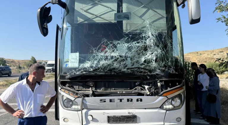 Yozgat'ta yolcu otobüsü traktörle çarpıştı