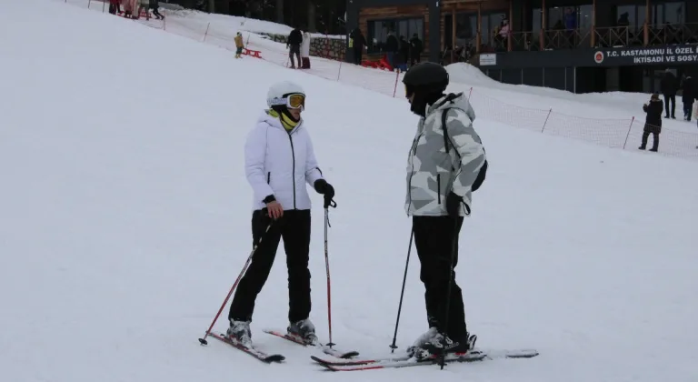 Yurduntepe Kayak Merkezi'nde ziyaretçiler hem kayak yaptı hem de halay çekip eğlendi