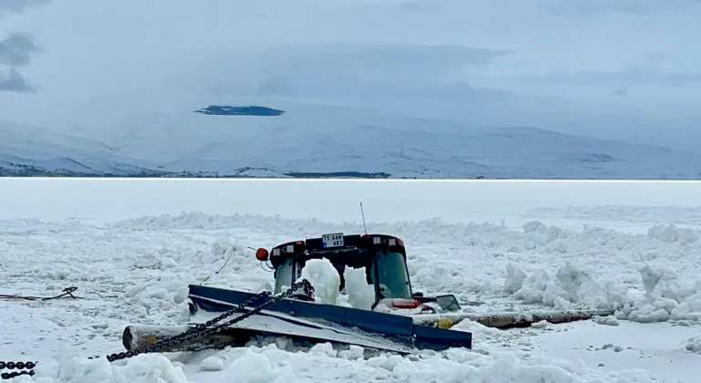 Yüzeyi buzla kaplı Çıldır Gölü'nde çalışma yaparken batan traktör çıkarıldı