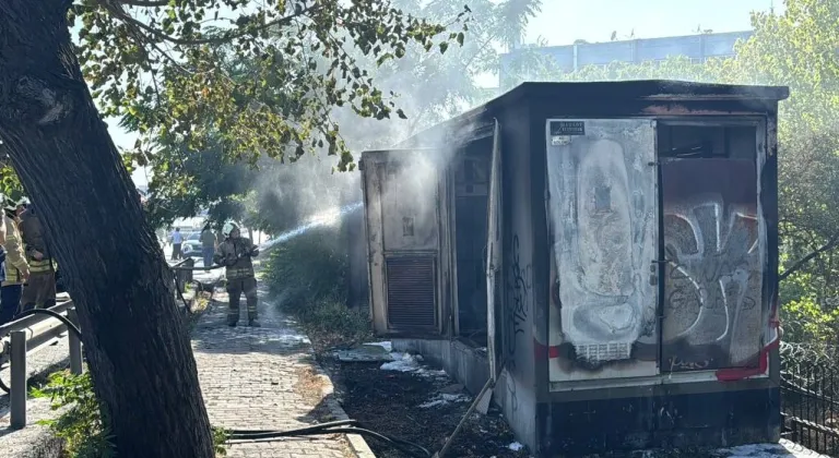 Zeytinburnu'nda bir trafoda patlamanın ardından çıkan yangın söndürüldü