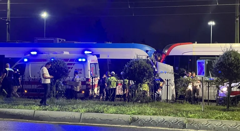 Zeytinburnu'nda iki tramvay çarpıştı