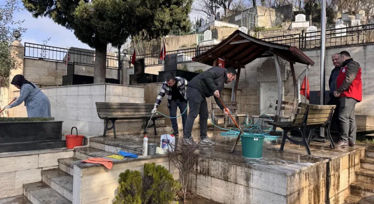 Zonguldak'ta bayram öncesi şehit mezarlarının bakım ve temizliği yapıldı