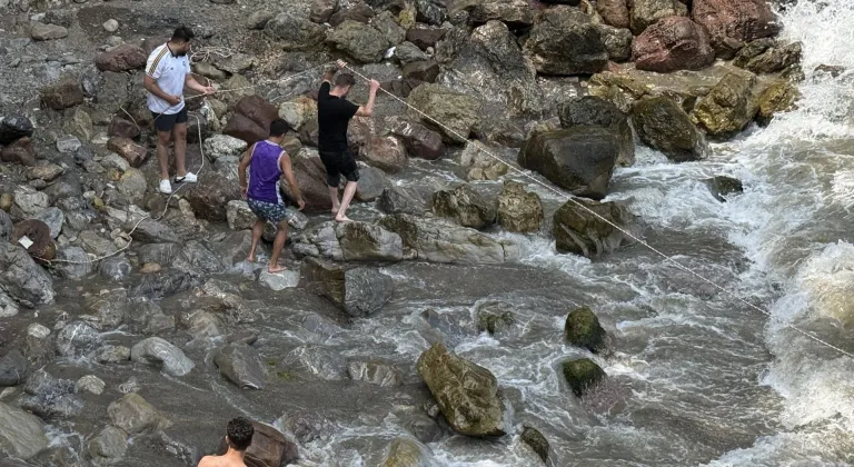 Zonguldak'ta denizde mahsur kalanlardan 2'si kendi imkanlarıyla, 5'i ekiplerin yardımıyla kurtuldu