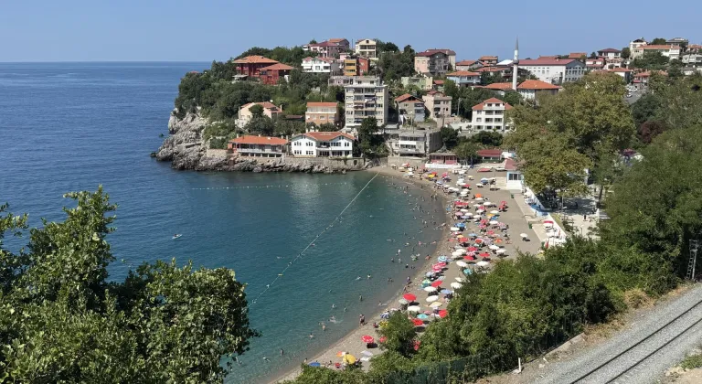 Zonguldak'ta denize giriş yasağının sonlanmasının ardından plajlarda yoğunluk yaşandı
