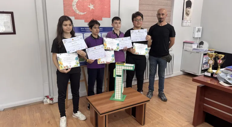Zonguldak'ta ortaokul öğrencileri havayı temizleyen sokak lambası prototipi geliştirdi